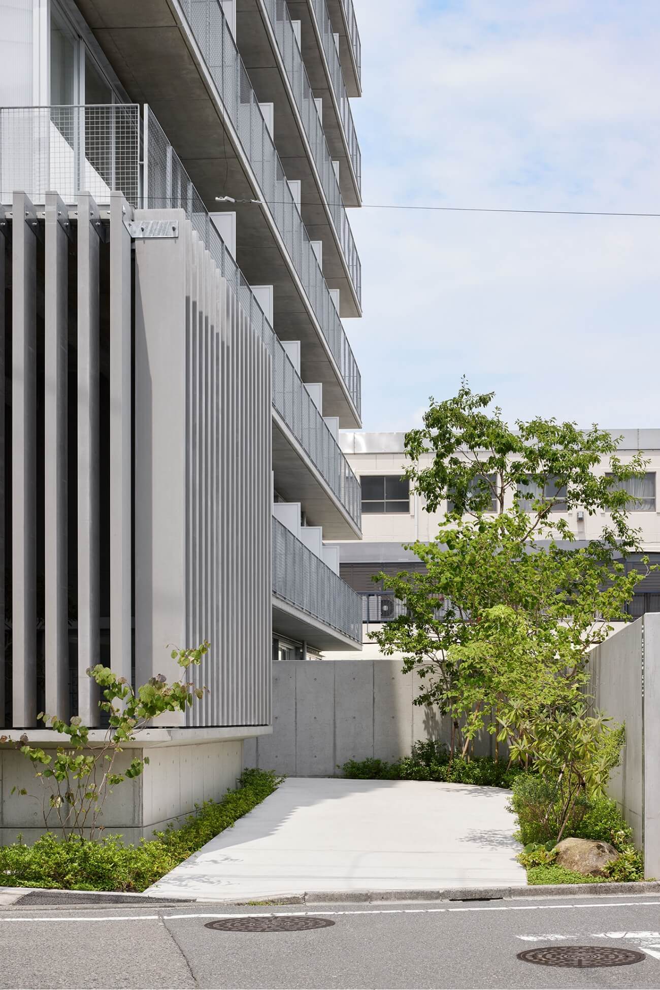 足立区にある集合住宅|アプローチの写真